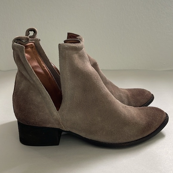 Jeffrey Campbell Muskrat Cut Out Suede Taupe Brown Ankle Boots Women's Size 9 - Picture 3 of 8
